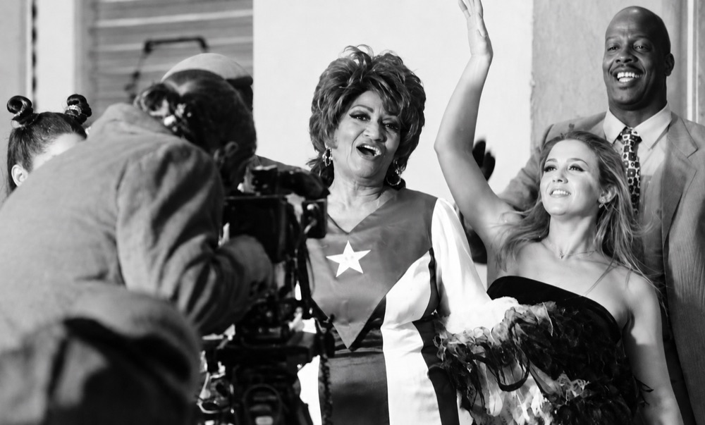Karenka junto a Celia Cruz en set de grabación